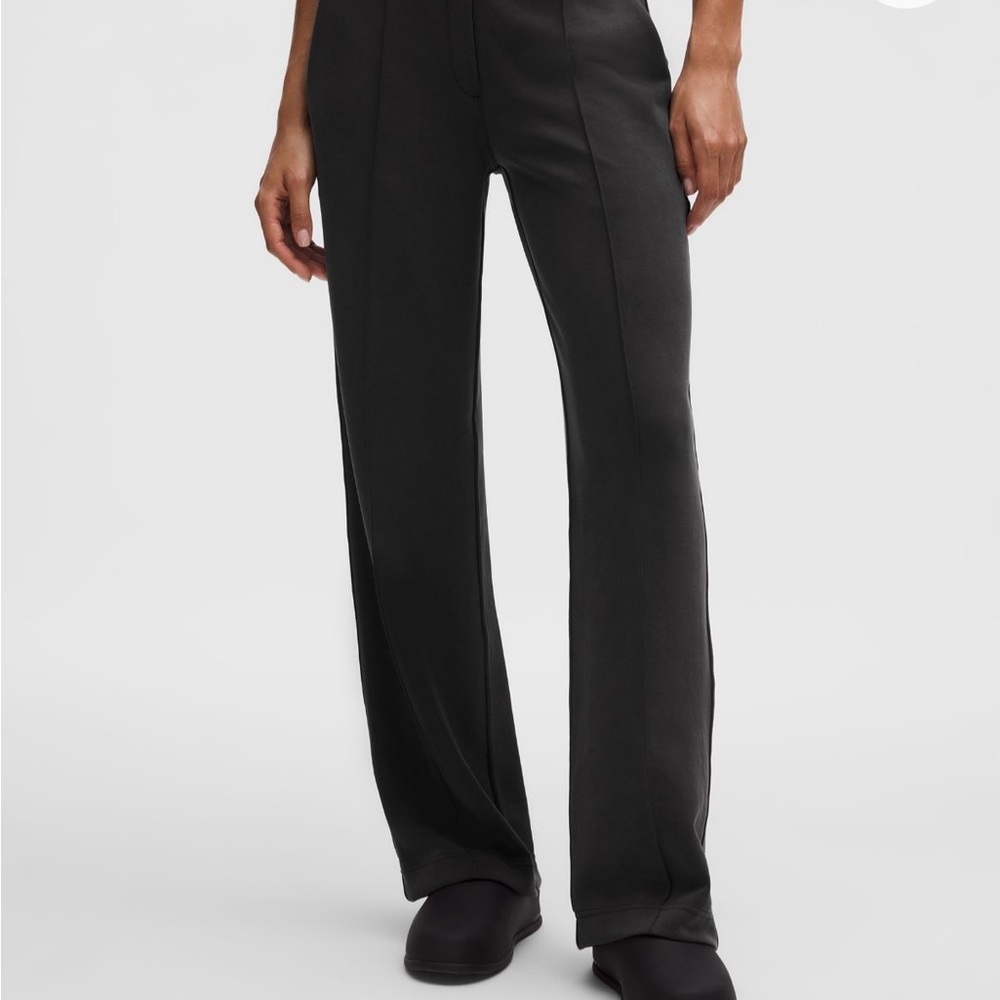 lululemon athletica Black softstream midrise pintuck pant.  New with tags.